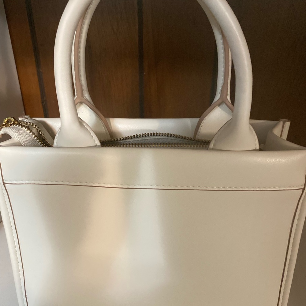 Elegant Cream Handbag 100% recycled poliéster.